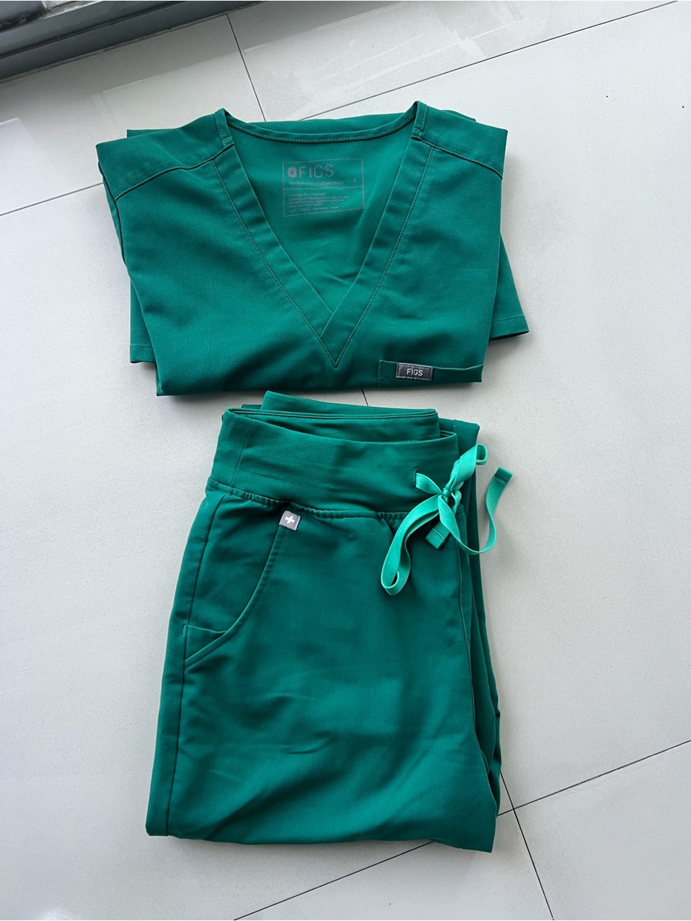 FIGS Scrub Set